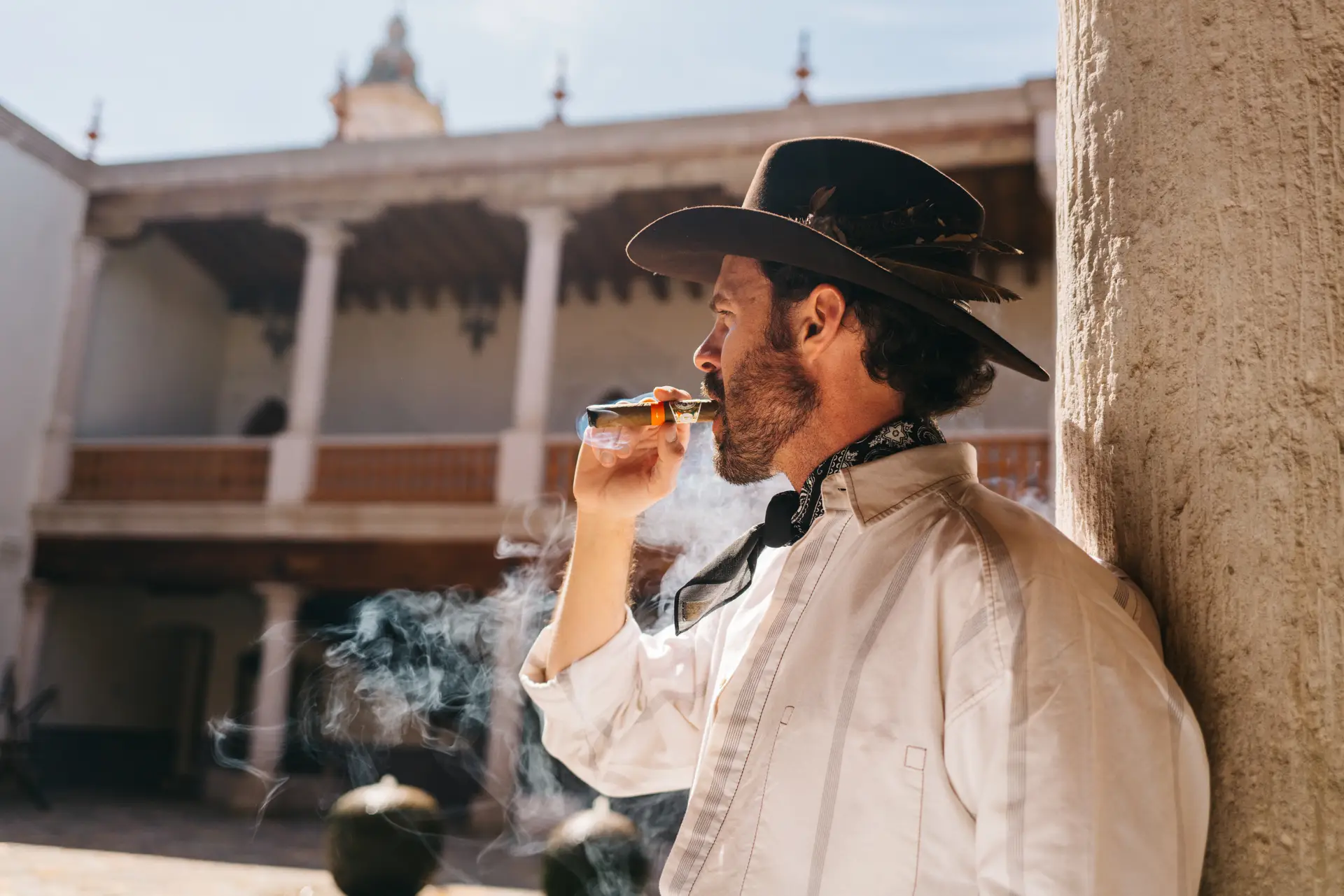 Caballero fumando en la hacienda